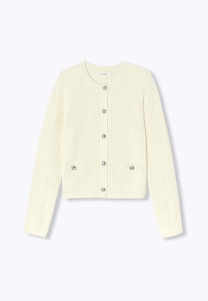 Cardigan côtelé crème avec un col rond, fermeture à boutons sur le devant, deux poches et accents de boutons argentés. Texture douce et design ajusté.