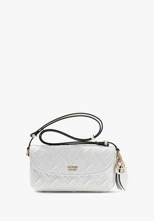 Sac bandoulière matelassé blanc de Guess avec bordure noire, logo doré, et breloque porte-clés dorée et blanche attachée à la sangle.