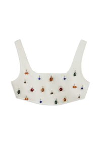 Witte crop top met brede banden, versierd met gekleurde kralen in verschillende vormen, met een gladde stoftextuur.