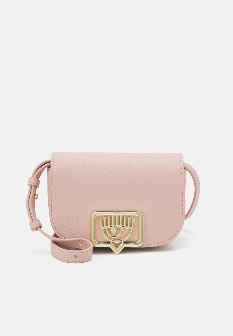 Borsa a tracolla in pelle rosa con finitura testurizzata, dotata di una chiusura a forma di occhio in tonalità oro e tracolla removibile. Design compatto e rettangolare.