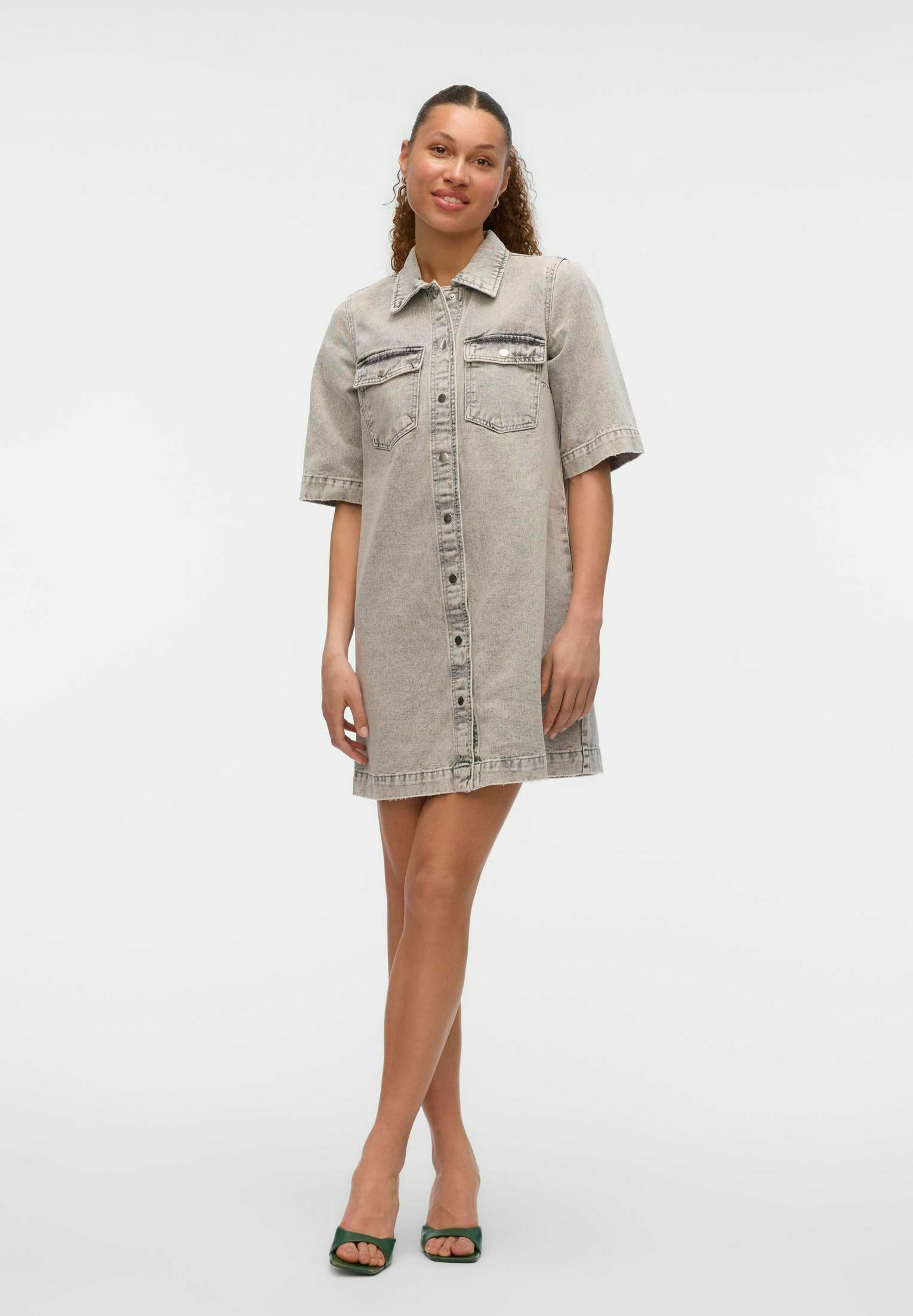 Vero Moda VMFENJA 2/4 SHORT - Denim dress - light grey denim
