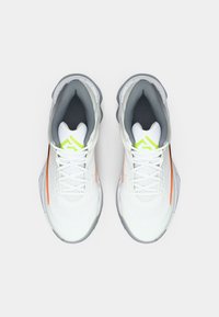 Λευκά αθλητικά παπούτσια με πλέγμα, γκρίζες λεπτομέρειες και πορτοκαλί ρίγα. Διαθέτουν στρογγυλή μύτη και γκρίζο μαξιλαρωμένο εσωτερικό.