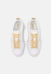 Białe sneakersy z gładkiej skóry, beżowymi sznurówkami i brązowym akcentem na pięcie. Zawierają logo na języku.