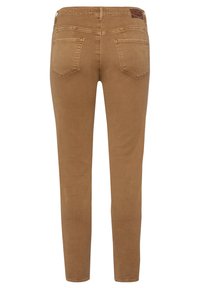 Jean skinny en denim marron avec une texture lisse, cinq poches et une étiquette en simili cuir sur la ceinture. Vue arrière affichée.