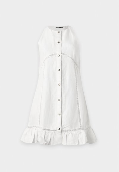 Robe blanche sans manches avec boutons devant, lignes de couture décoratives et ourlet à volants sur un fond clair uni.