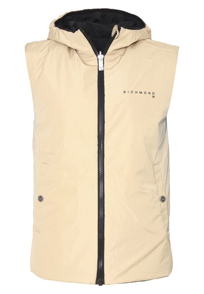 Gilet senza maniche beige con cappuccio, chiusura frontale con zip e dettagli neri. Presenta un logo sul petto e dettagli con bottoni sui lati.