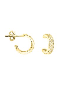 Guldtonade örhängen i form av hoops med en slät yta och en texturerad band. Ett örhänge har en flätad design med små klara stenar.