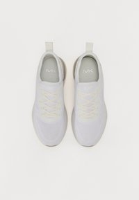 Weiße Mesh-Sneaker mit einer strukturierten Oberfläche, passenden Schnürsenkeln, einem gepolsterten Schaft und einem hellgrauen Logo auf der Innensohle. Gerundete Zehenform und gepolsterte Sohle.