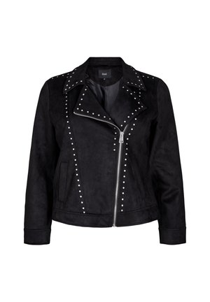 Veste en daim noir avec des clous en métal argenté, fermeture éclair oblique, grand col et poches latérales. Présente une finition lisse et texturée.