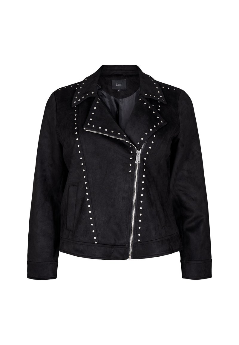 Veste en daim noir avec des clous en métal argenté, fermeture éclair oblique, grand col et poches latérales. Présente une finition lisse et texturée.