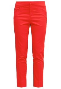 Pantaloni rossi su misura realizzati in tessuto liscio, caratterizzati da due tasche laterali angolate e una vestibilità slim, che si restringe alla caviglia.