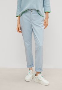 comma casual identity REGULAR  MIT GARMENT DYE - Pantalon classique - hellblau
