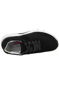 Czarny sportowy but z siateczkową cholewką i zamszowymi akcentami. Posiada białe sznurowadła i białą podeszwę, prezentując minimalistyczny design.