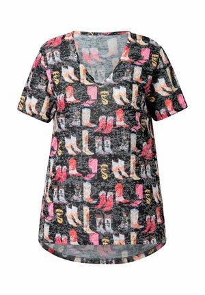 Blusa de manga corta con escote en V en negro, que presenta un patrón colorido de botas de vaquero en tonos de rosa, rojo y naranja sobre un fondo texturizado.