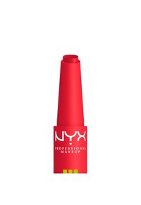 Crème à lèvres rouge NYX Professional Makeup avec applicateur incliné et logo blanc sur le devant, sur fond blanc.