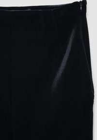 Schwarzer Samtrock mit glatter Textur, vorne mit Falten und Reißverschluss. Das Design ist maßgeschneidert mit klaren Linien.