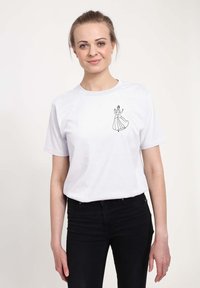 Witte T-shirt met korte mouwen, met daarop een zwarte omtrek van een prinses in een jurk gedrukt op de linkerkant van de borst. Gestyled met zwarte jeans.