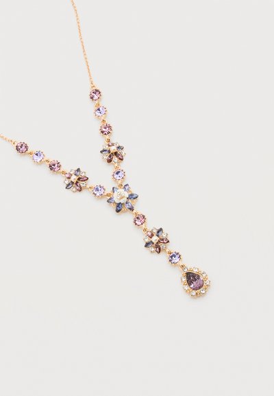 Κολιέ από χρυσό με μοβ και λεβάντα πολύτιμους λίθους και λουλουδάτα σύνολα, με ένα μενταγιόν σε σχήμα σταγόνας με μοβ λίθο.
