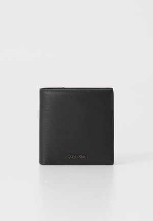 Portofel din piele neagră cu finisaj texturat, design pliabil, logo-ul brandului embosat pe partea din față și accente de cusătură. Formă compactă și rectangulară.
