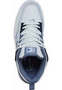Bílé sportovní boty s hladkým koženým svrškem, námořnickými akcenty, kontrastním prošíváním a polstrovaným, strukturovaným vnitřkem.