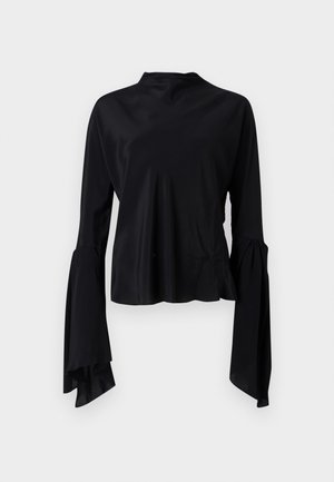 Zwarte blouse met lange mouwen van gladde stof, met een hoge halslijn en uitlopende mouwen met geplooide details bij de manchetten.