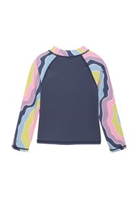Långärmad rash guard med en marinblå kropp och flerfärgade vågiga mönster i rosa, blått och gult längs ärmarna. Sval och mjuk textur.