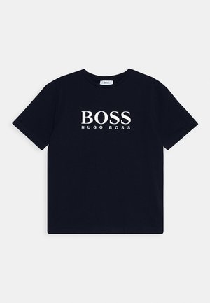 Zwart T-shirt met korte mouwen en ronde hals, met wit "BOSS HUGO BOSS" logo gecentreerd op de voorkant.