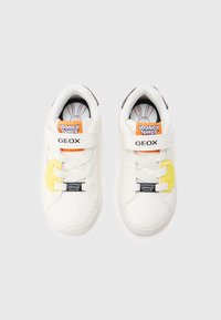 Λευκά αθλητικά παπούτσια με λουράκι βέλκρο, με κίτρινη λεπτομέρεια Looney Tunes, μαύρο λογότυπο και υφασμένη λαστιχένια σόλα. Επωνυμία Geox στο λουράκι.