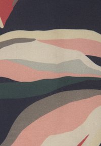 Tissu abstrait présentant des motifs ondulés et lisses dans des nuances de rose, beige, vert, marine et gris, avec une surface texturée.