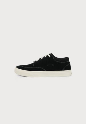Oakley, BANKS LOW - Trainers - black/white