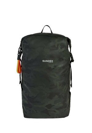 Zaino scuro con motivo mimetico, maniglia superiore, clip laterali e una tiretta della cerniera color arcobaleno, con il logo "SUNDEK" sul davanti.