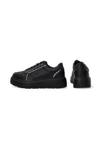 Schwarze Sneakers mit einem glatten Lederoberteil, runder Zehenpartie, metallischen Akzenten und dicken Gummisohlen. Verfügt über sechs Ösen und kontrastierende Nähte.