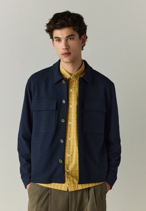Next, REGULAR FIT - SMART TEXTURED TWIN POCKET SHACKET . - Giacca leggera - navy blue