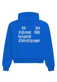 Felpa con cappuccio blu in pile con tasca frontale e polsini a costine. Il testo bianco include "Berlino", le istruzioni per la cura e il profilo social.