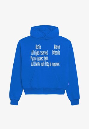 Blauer Fleece-Hoodie mit Fronttasche und gerippten Bündchen. Weiße Schriftzüge enthalten "Berlin", Pflegehinweise und Social-Media-Handle.