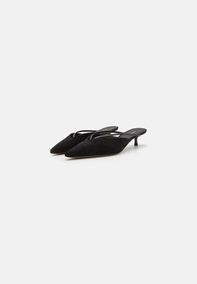 Schwarze Wildleder-Slingback-Absätze mit einer spitz zulaufenden Zehenpartie und einem schlanken Absatz. Strukturiert Oberfläche und minimalistische Silhouette.