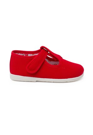 Rote Leinenschuhe mit einer weißen Gummisohle, die ein Mary-Jane-Riemen-Design und ein gemustertes Innenfutter aufweisen.