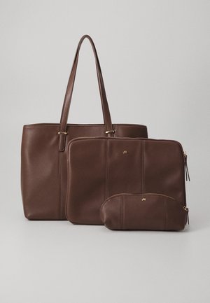Trois sacs en cuir marron : un tote avec de longues anses, une grande pochette zippée et une pochette zippée plus petite, tous avec des accents dorés.