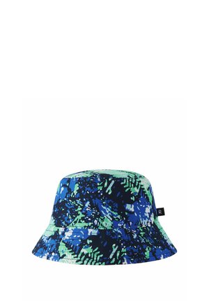 Kapelusz typu bucket z niebieskim, zielonym i czarnym abstrakcyjnym wzorem kamuflażu oraz małą czarną metką z boku.