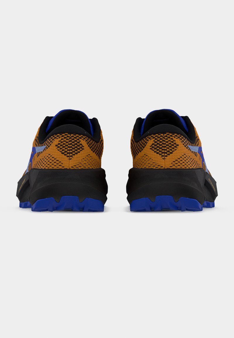 Chaussures de trail avec une tige en mesh texturé orange et noir, des accents bleus, et une semelle noire robuste dotée de crampons de traction bleus.