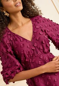 Love & Roses REGULAR FIT - FLORAL V-NECK PUFF SLEEVE - Vapaa-ajan mekko - red