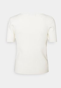 Krótki rękaw top w kolorze off-white z plecionego materiału. Posiada okrągły dekolt oraz gładką fakturę bez widocznych ozdób czy wzorów.