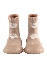 Beige Knöchelstiefel mit einem Obermaterial aus geripptem Stoff, das weiße Muschel-Muster aufweist, ergänzt durch eine flexible, strukturierte Gummisohle.