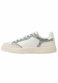 Sneakers con una toma in pelle bianca, dettagli in glitter argento e una suola in gomma. Presentano una texture liscia e un design con punta arrotondata.