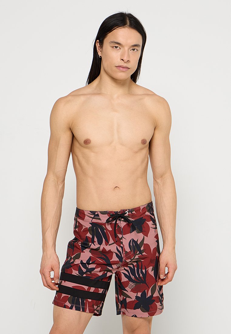 Maillot de bain à motifs floraux rouges et noirs avec taille à cordon, fabriqué en tissu léger et à la texture lisse.