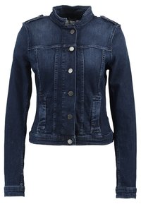 Tmavě modrá džínová bunda s vysokým límcem, předními kapsami a kovovými knoflíky. Disponuje přiléhavým střihem a mírně opotřebenou texturou.