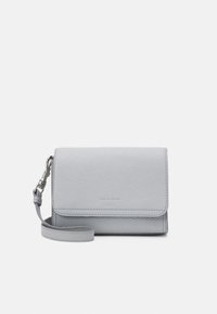 Borsa a tracolla in pelle grigia chiara con superficie testurizzata, chiusura a pattina e tracolla regolabile. Presenta un branding minimale sul davanti.
