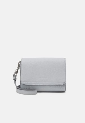 Sac à bandoulière en cuir gris clair avec une surface texturée, une fermeture à rabat et une sangle réglable. Présente un branding minimaliste sur le devant.