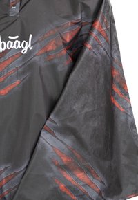 Černý deštník s designem červených a šedých drápů; má límec a zapínání na knoflíky; vyroben z nepromokavého materiálu.