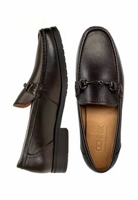 Ciemnobrązowe skórzane mokasyny o gładkim wykończeniu, z dekoracyjnym łańcuchem i teksturowaną podeszwą zapewniającą przyczepność. Klasyczny model wsuwany.